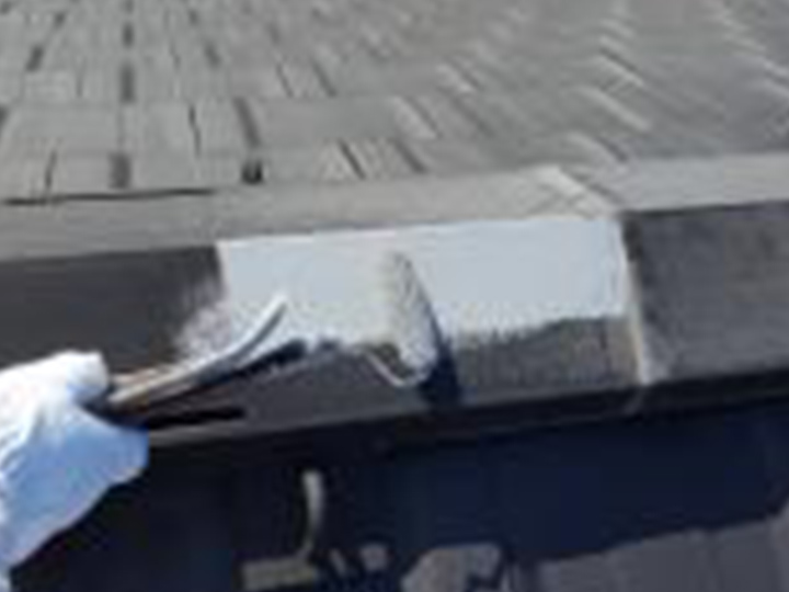 屋根板金包みにサビ止めを塗布します。