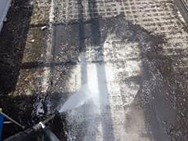 バルコニ―マット取外し後、高圧ジェットで洗浄します。