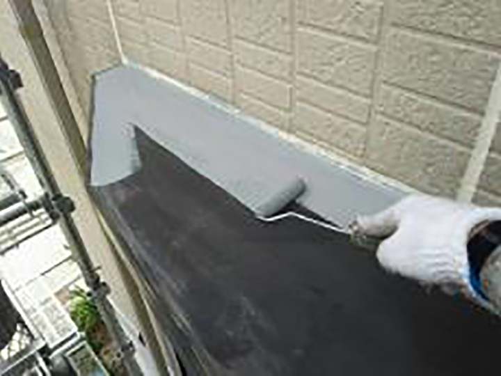 出窓天端に2液型エポキシ樹脂系サビ止めを塗布します。
