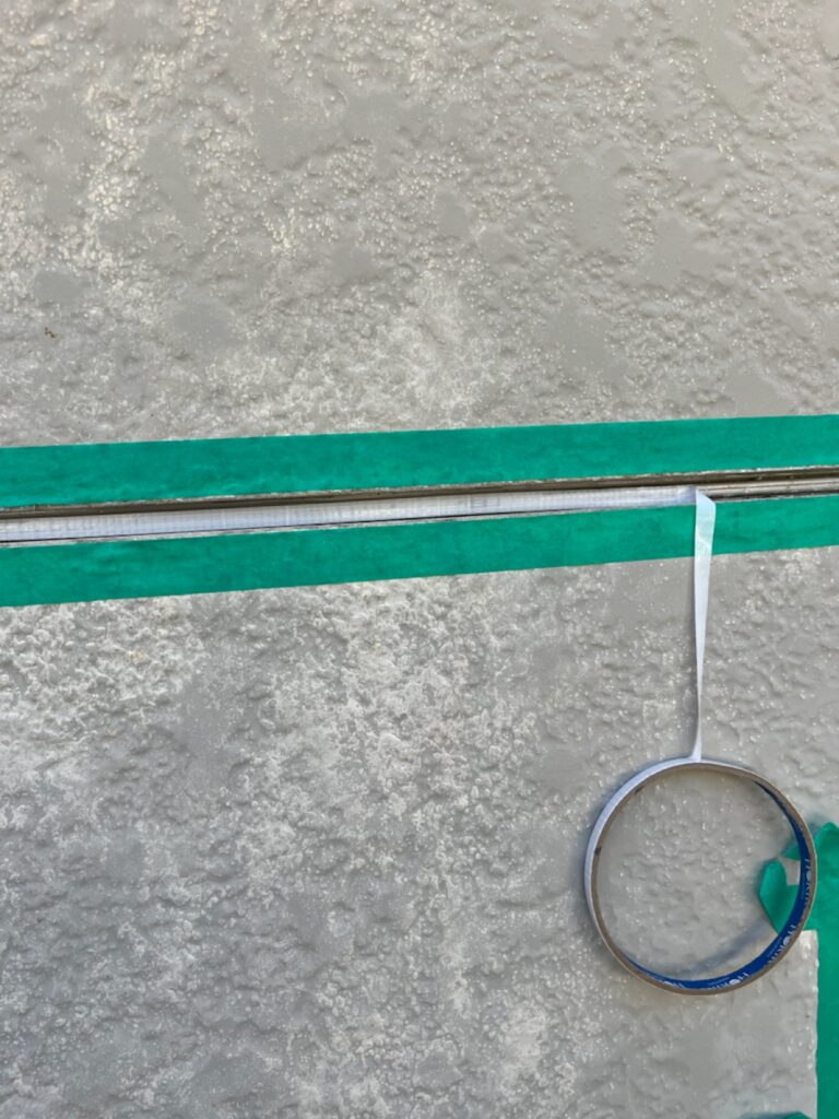 コーキング<br />
ボンドブレーカー処理の様子