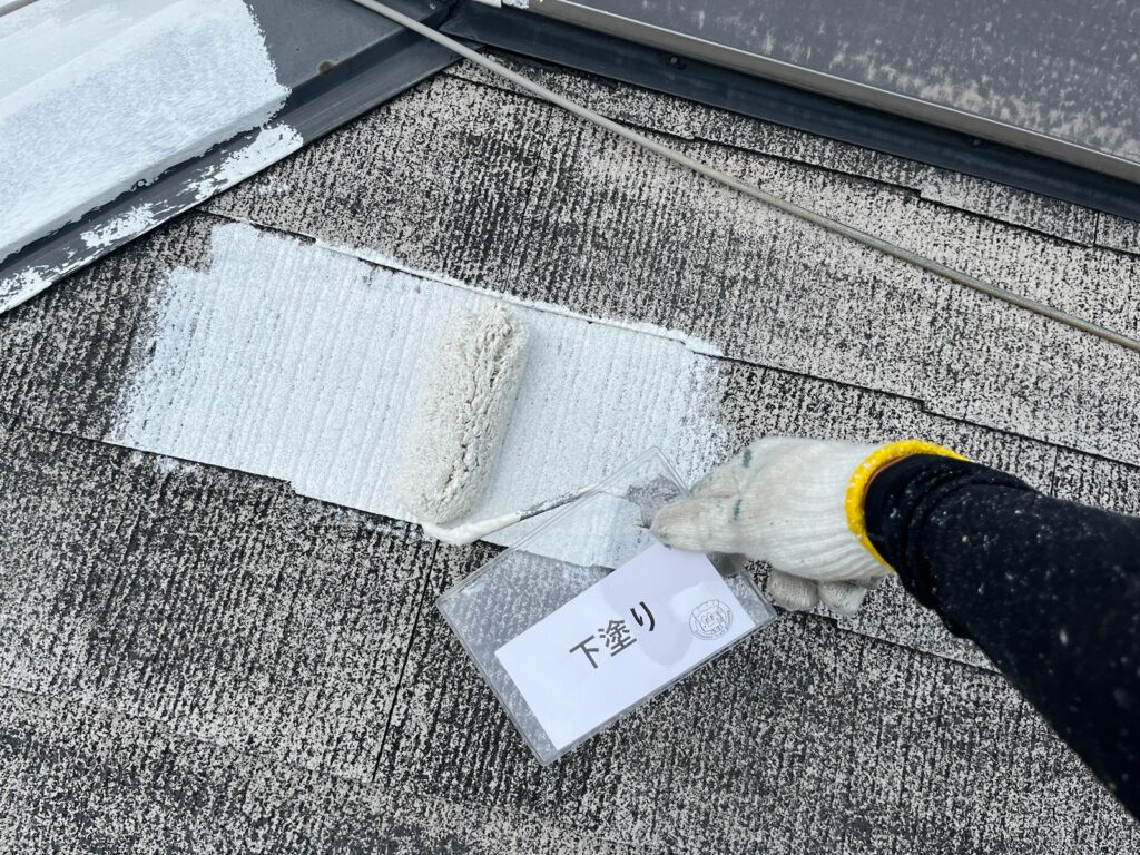 屋根下塗り1回目の様子