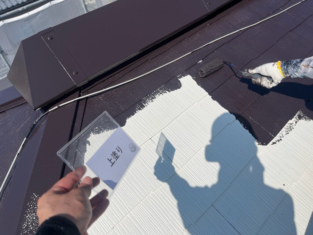 屋根上塗り1回目の様子