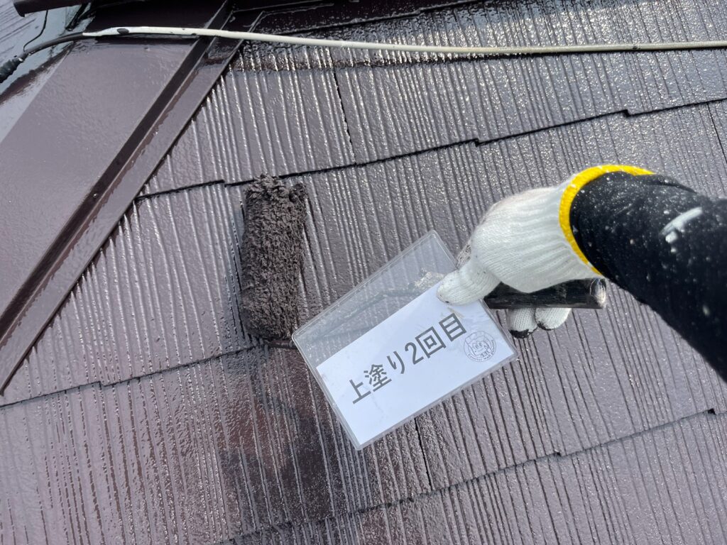 屋根塗装上塗り2回目の様子