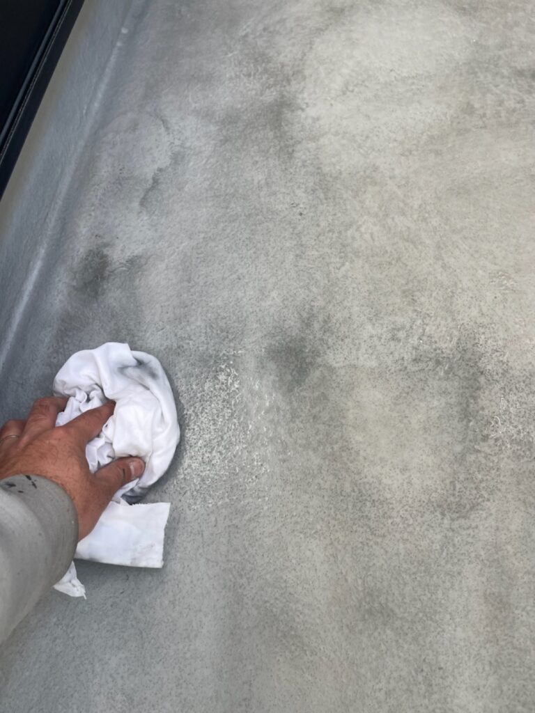 アセトン拭きの様子です。油分を除去します。