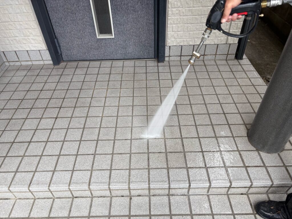 玄関タイル高圧洗浄状況