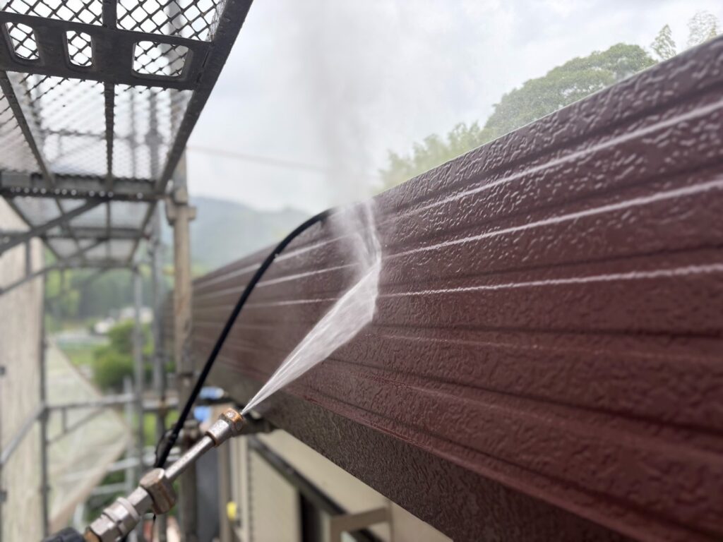 パラペット<br />
高圧洗浄状況