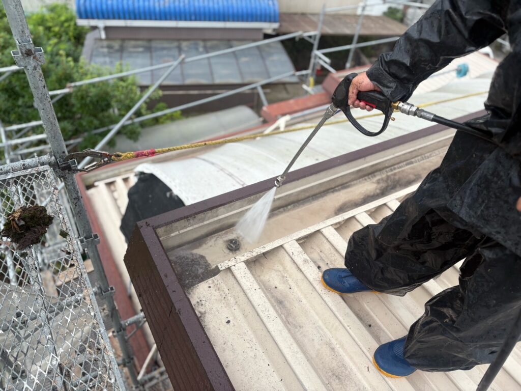 屋根　高圧洗浄状況