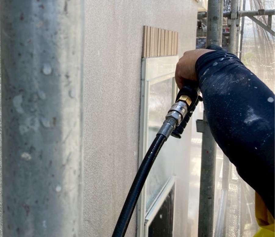 外壁　高圧洗浄の様子になります。