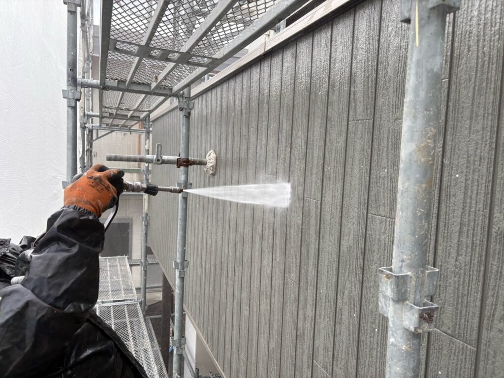 外壁　高圧洗浄の様子になります。