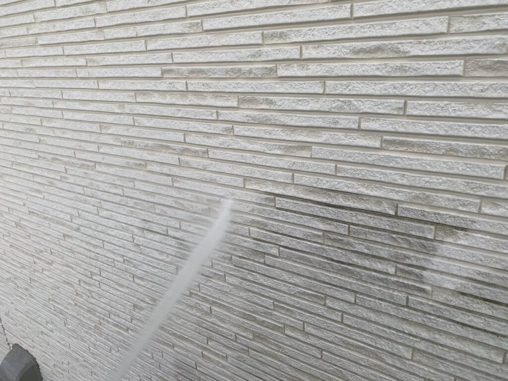 外壁　高圧洗浄の様子になります。