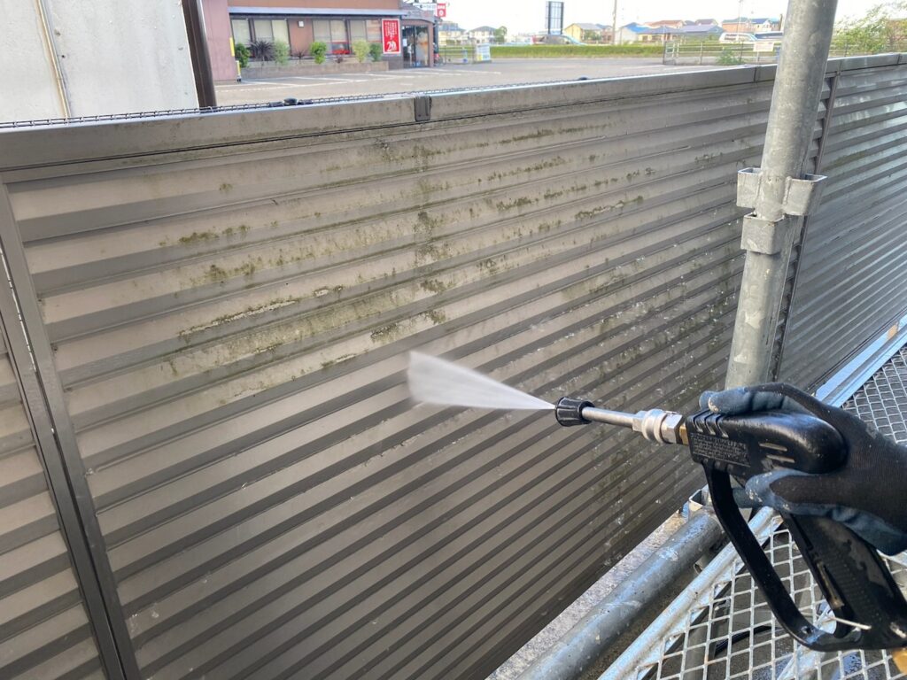 高圧洗浄状況<br />
フェンス<br />
立地環境によるコケも綺麗に！