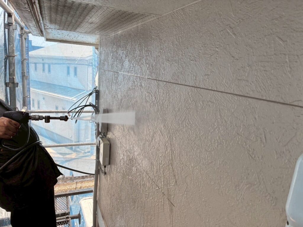 外壁　高圧洗浄の様子になります。