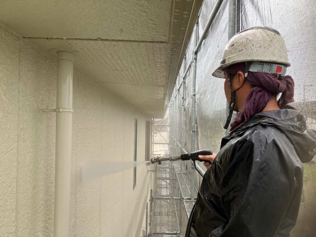 外壁　高圧洗浄の様子になります。