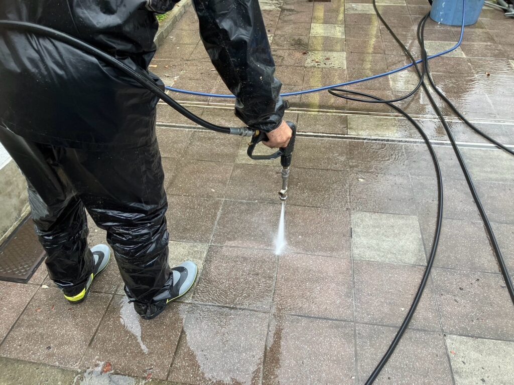 高圧洗浄状況<br />
土間<br />
経年による汚れも綺麗に洗浄しました。