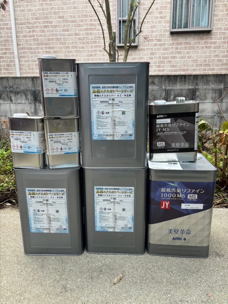 外壁上塗り塗料<br />
写真　左側<br />
無機エクスカリバー