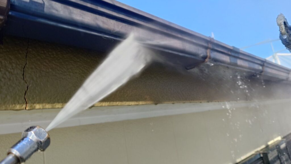 高圧洗浄状況<br />
雨どい<br />
経年による汚れも綺麗に洗浄しました。