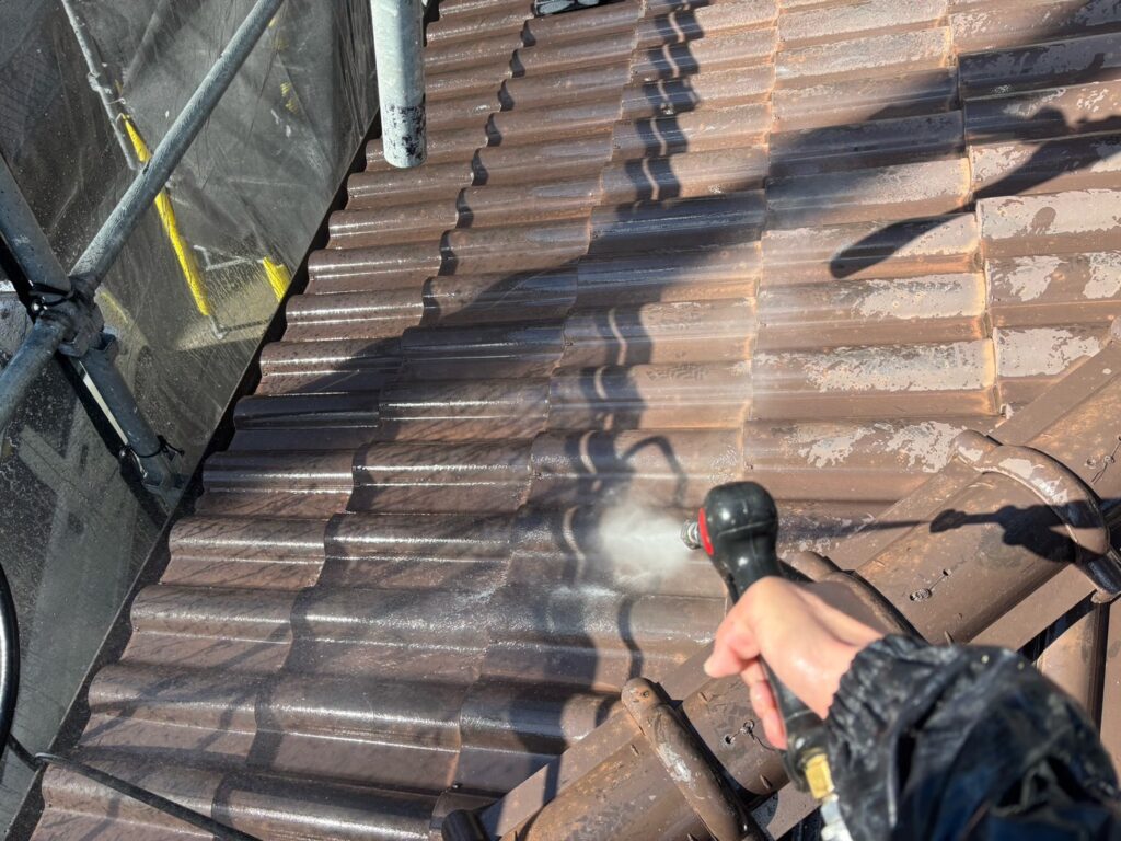 屋根　高圧洗浄状況