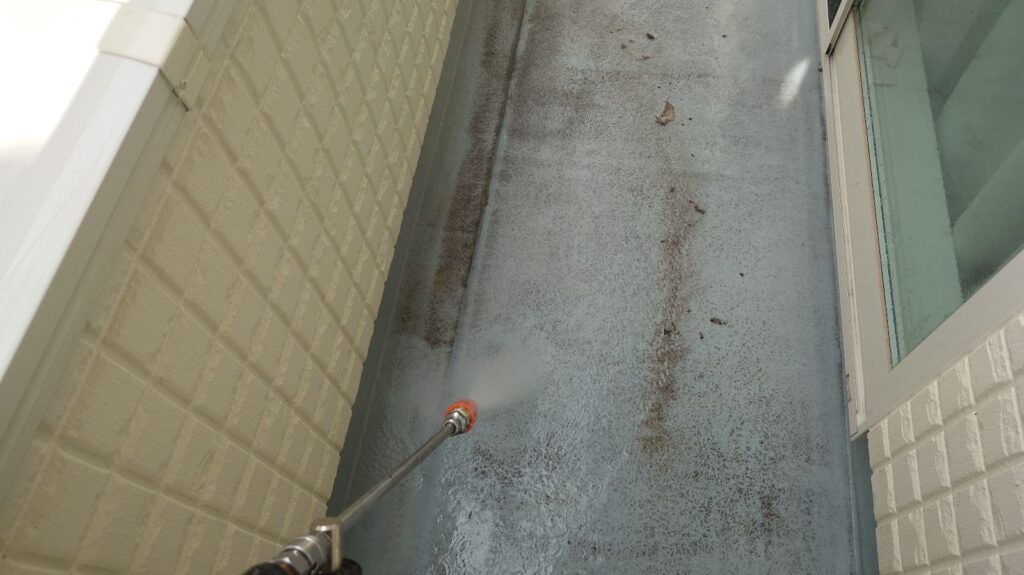 ベランダ防水　<br />
高圧洗浄状況