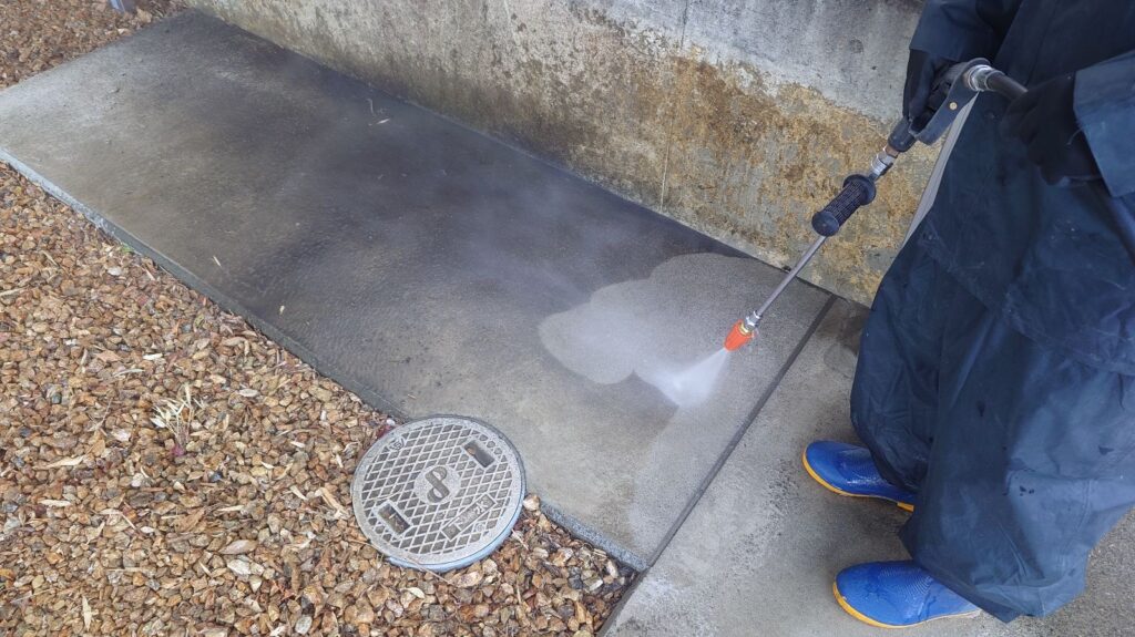 土間<br />
高圧洗浄状況