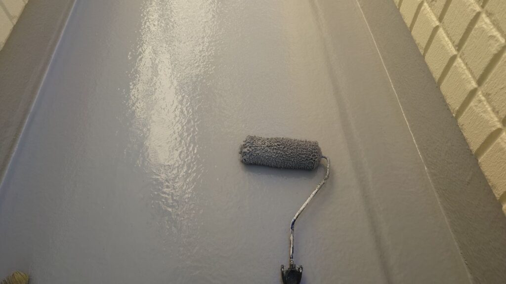 FRP防水<br />
トップコート２回目状況