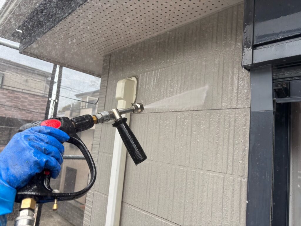 外壁　高圧洗浄の様子になります。