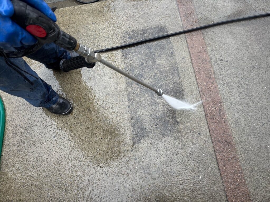 土間高圧洗浄状況