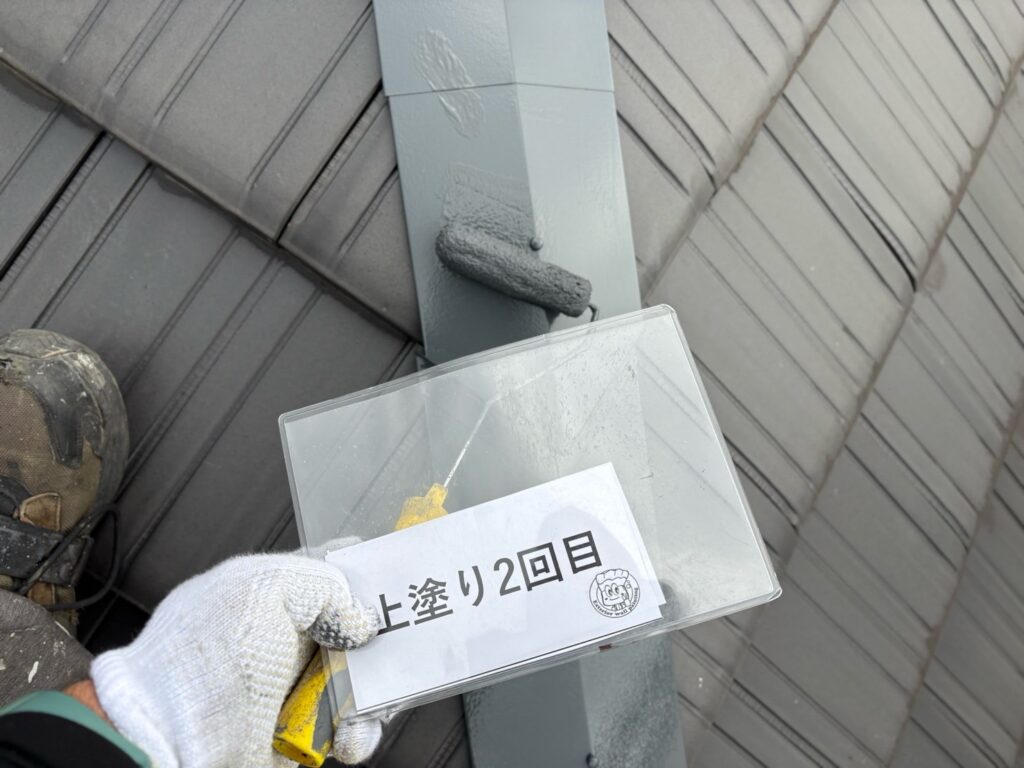 屋根　板金部<br />
上塗り2回目状況
