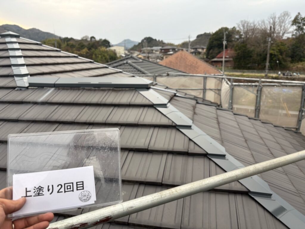 屋根　板金部<br />
上塗り2回目完成