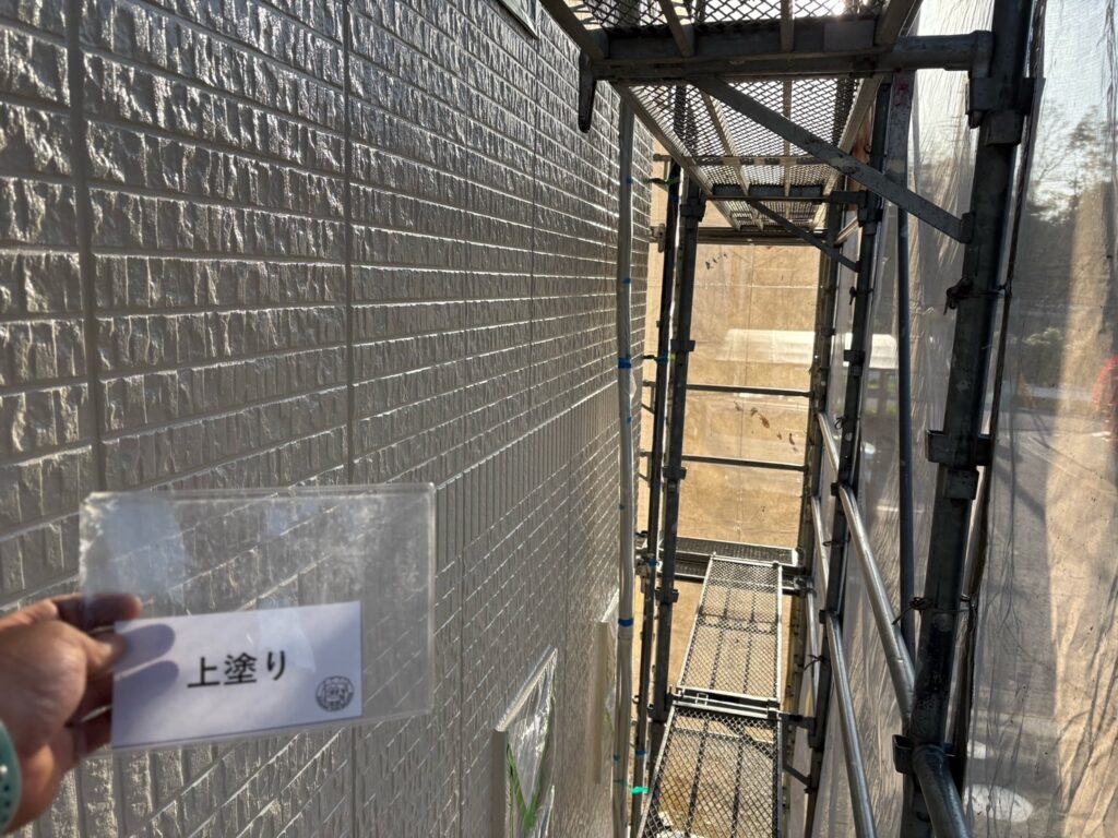 外壁塗装上塗り<br />
（中塗り）完成