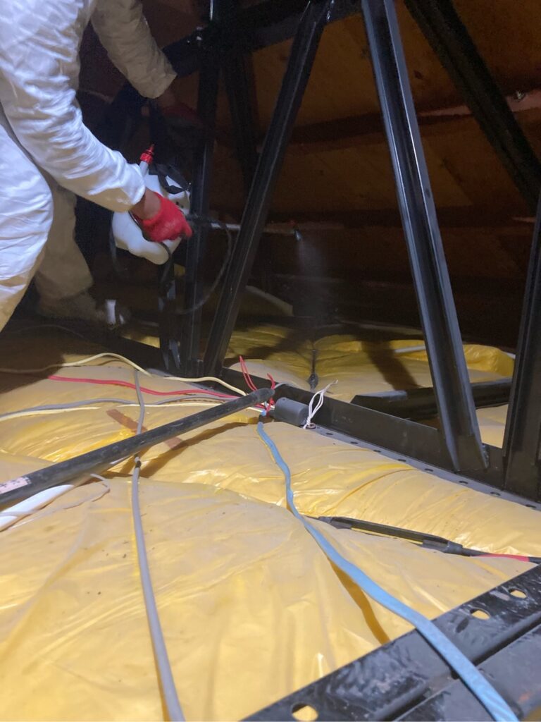 屋根裏<br />
消毒状況<br />
<br />
清掃後に消毒処理を行いました。