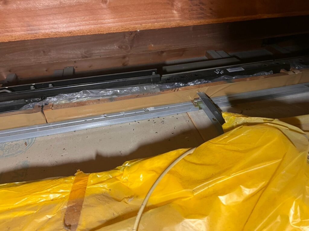 屋根裏<br />
既存状況<br />
コウモリの糞は隅のほう（外部軒先あたり）に多く見られました。