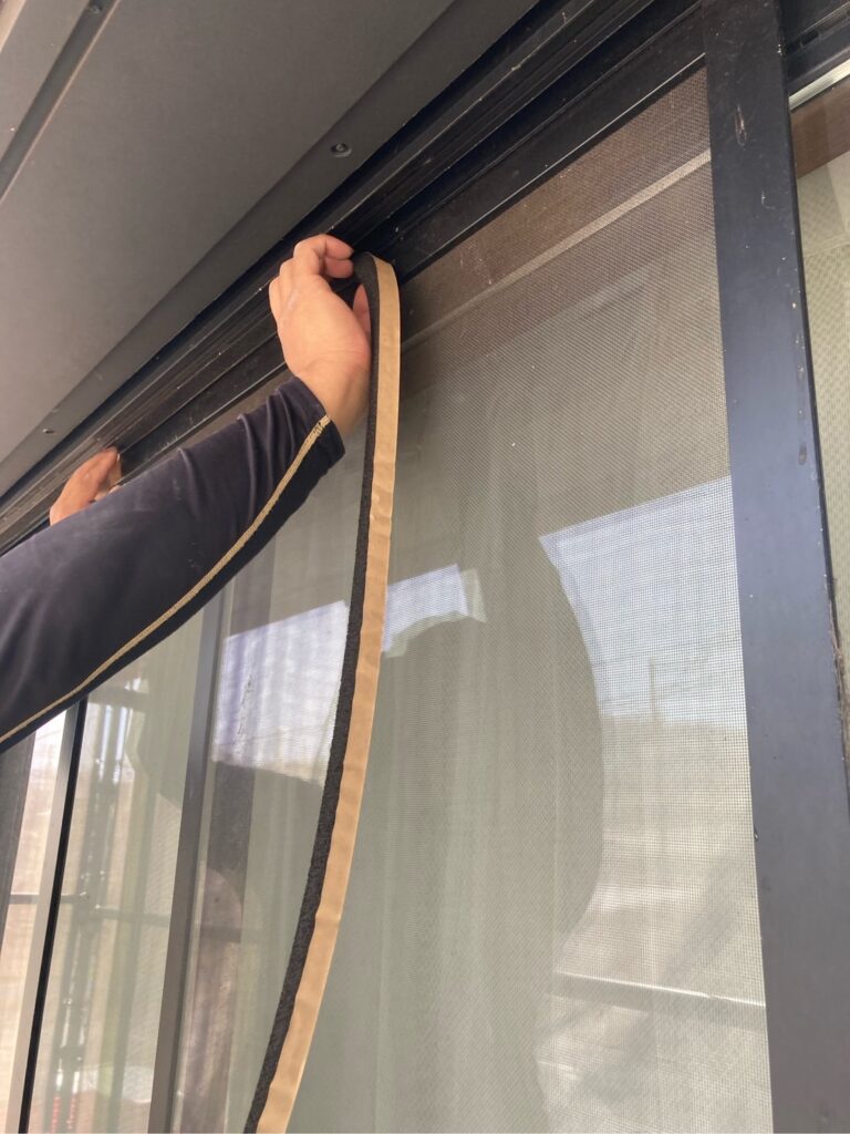 シャッターBOX、シャッターの隙間からの侵入防止対策となります。<br />
今回はシャッターの開閉が可能な施工方法となります。