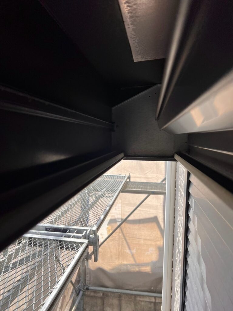 シャッターBOX<br />
蓋を脱着し内側の清掃、消毒も行いました。