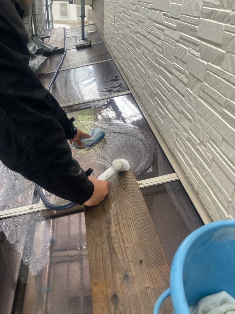 ポリカ洗浄状況<br />
<br />
小さな傷が多い箇所は<br />
スポンジで手洗い。