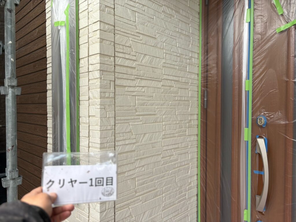 外壁クリヤー塗装<br />
1回目完成