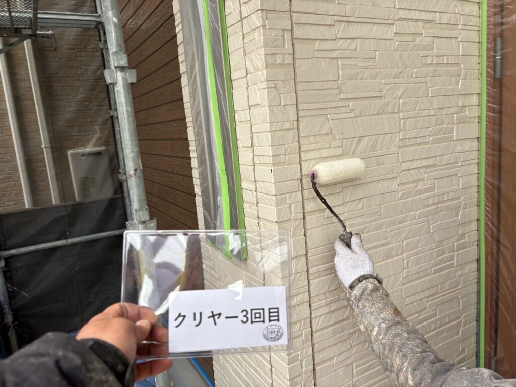 外壁クリヤー塗装<br />
３回目状況
