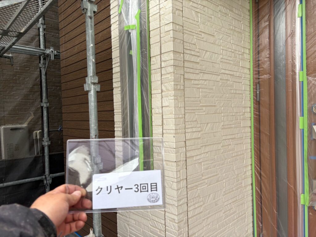 外壁クリヤー塗装<br />
３回目完成