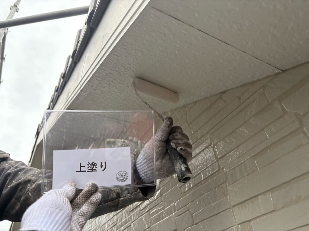 軒天塗装<br />
上塗り状況