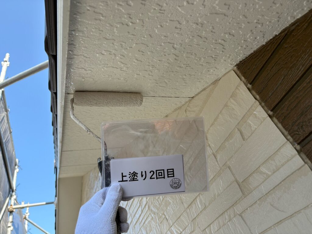 軒天塗装<br />
上塗り2回目状況