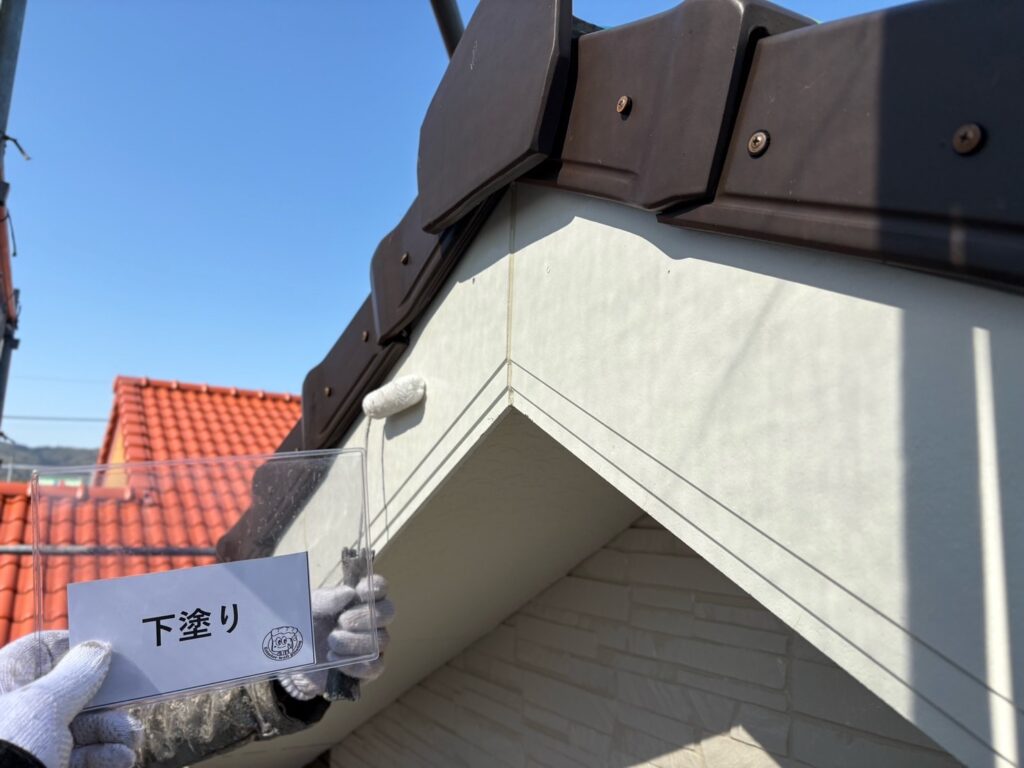 破風鼻隠し塗装<br />
下塗り状況