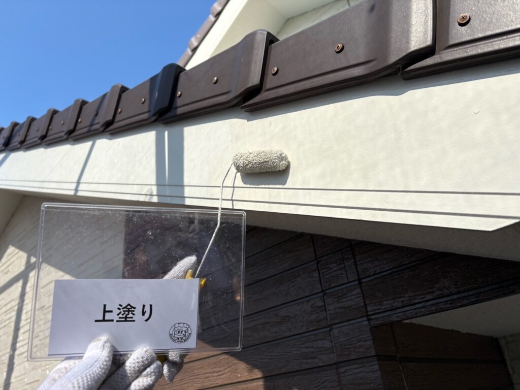 破風鼻隠し塗装<br />
上塗り状況