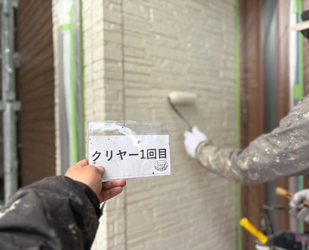 外壁クリヤー塗装<br />
1回目状況