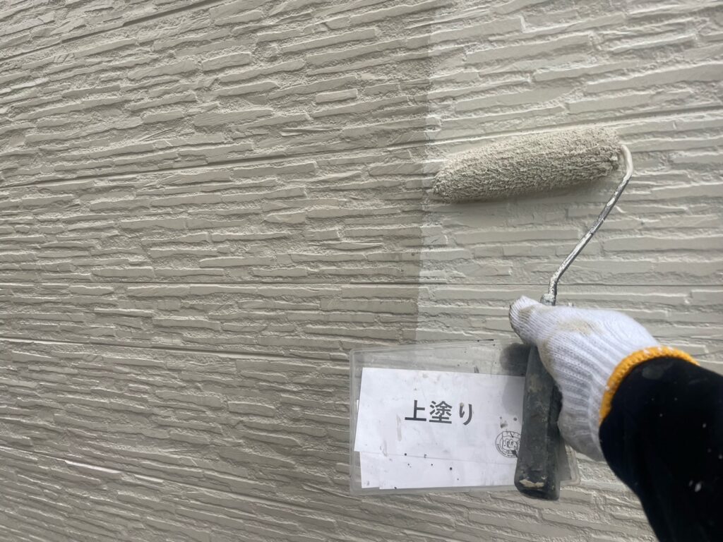 外壁塗装上塗り　<br />
状況