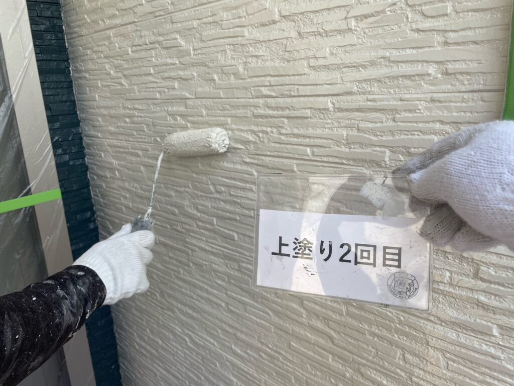 外壁塗装上塗り2回目<br />
状況