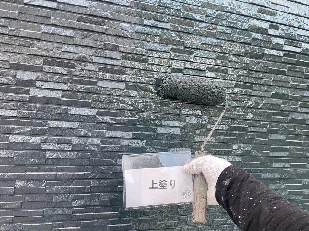 外壁塗装上塗り　<br />
状況