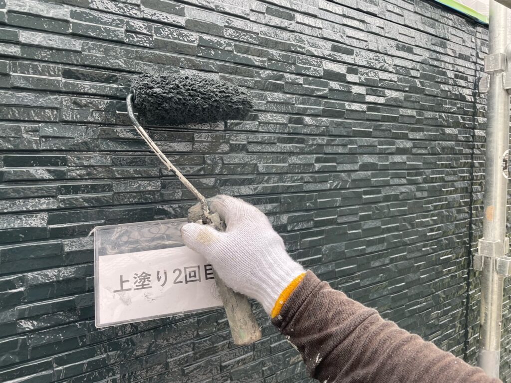 外壁塗装上塗り2回目<br />
状況