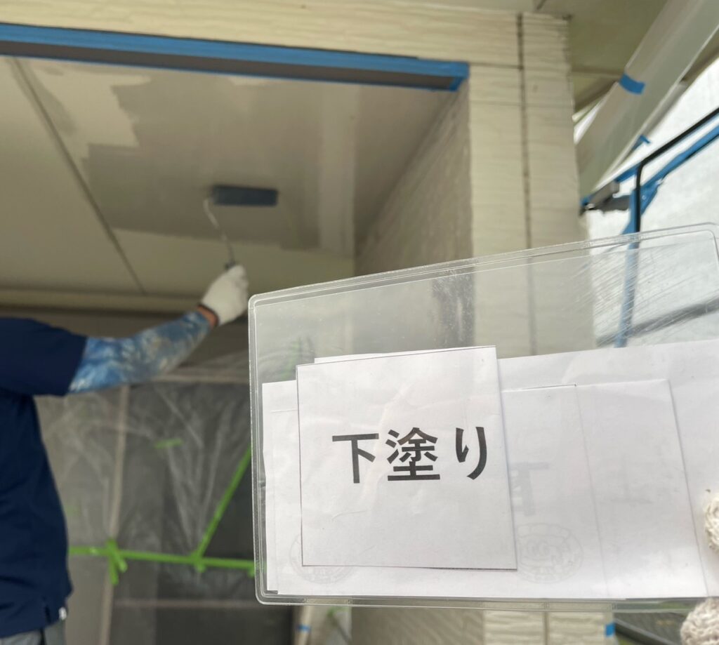 軒天塗装　<br />
下塗り状況