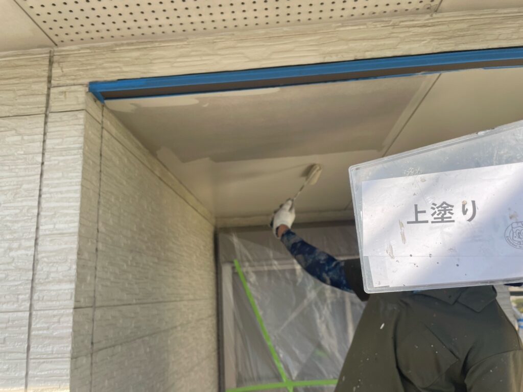 軒天塗装<br />
上塗り状況
