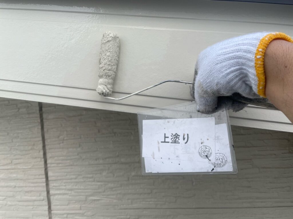 破風鼻隠し塗装<br />
上塗り状況