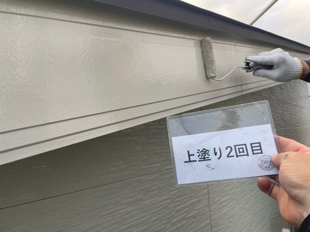 破風鼻隠し塗装<br />
上塗り2回目状況